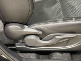 運転する人それぞれの体格に合わせてドライビングポジションをきめ細かく調整できる、運転席シ-トリフタ-が付いています(^^♪