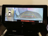 【パノラミックビューモニター】映像で、見づらい車両周辺の確認をアシスト。クルマを真上から見ているような映像を表示。 運転席から確認しにくい車両周囲の状況を把握。
