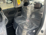 後部座席も十分な広さがあります!シートを倒せば荷物もさらに沢山積めますね♪