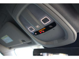 運転席のルーフには室内照明だけでなくSOSの通報ボタンが装備されています 事故の際にはワンプッシュでレスキューと通話が可能です
