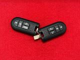 電子カードキーを携帯していれば、リクエストスイッチを押すだけでドアの施錠と解除が行えます。しかも盗難防止に役立つイモビライザー機能付きです