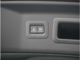 【パワーバックドア】スマートキーや運転席のボタンを押すだけでリアゲートが自動で開閉します。両手に荷物を持っている時や高い位置のバックドアを閉める際に便利な機能です。