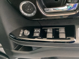 電動格納式ドアミラーのスイッチは運転席ドアにあります。