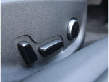 【電動シート】 パワーシートを装備。ドライブシーンに合わせて適正なシートポジションを即座に設定可能です。