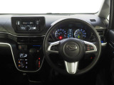 運転席まわり。スイッチやレバー等が使いやすく配置されています。