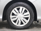 純正のホイールキャップが足元を飾ります!タイヤサイズは185/60R15になります。
