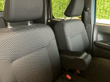 フロントベンチシートが運転席足元もゆったり、広々快適です、助手席へのウォークスルーも楽々可能ですよ☆
