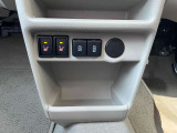 シフト操作下部には、充電ポートも装備されており、運転席&助手席には、シートヒーターも装備されております!