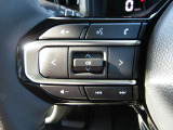 ハンドルにはオーディオの操作スイッチが搭載されています。運転中も目線を逸らさずに操作できるため、運転に集中することができて安全なのです♪
