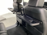 運転席・助手席の背もたれには、2列目シート用にカップホルダー付きの「格納式のシートバックテーブル」を装備しています。休憩時のちょっとした時間などカップを置いたり、小物置きに使えて便利です。