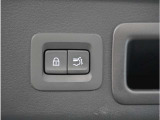 【パワーシート】スイッチ一つで簡単にシートの微調整が可能。電動だから力もいりません。自分に最適なシートポジションにセットして、快適なドライブをお楽しみください。