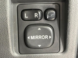 【電動格納ミラー】サイドミラーは電動格納式となっており、狭い駐車場でもキズがつくリスクを抑えられます。