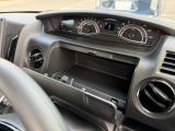 運転席前方の収納です。