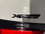 BMWはダウンフォースにより、車両を安定させるため、車の底は平らな造りとなっております。BMWの走行性能に対するこだわりはこういったところにも御座います。