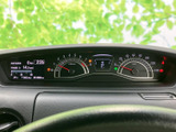 視認性の高いメーターデザインで、車速やエンジン回転数を一目で確認できます。運転に必要な情報をわかりやすく表示します。