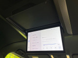 【14型有機ELフリップダウン】三列目からでも迫力のエンタメが観れる大画面フリップダウン。有機ELのモニターでは、一般的なフリップダウンよりも高コントラストでキレイな映像を楽しめます。