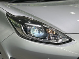 【LEDヘッドライト】悪天候や夜間走行時も良好な視界を確保し安心して運転できる高輝度LEDヘッドライトを装備!点灯速度が早く、消費電力も抑えられています。