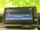 多彩な表示機能を備え、車両情報や設定などを確認できます。視認性の高い画面で、運転中の情報取得をサポートします。