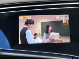 助手席側MBUXスーパースクリーンでテレビ鑑賞が可能です。(助手席側乗車時のみ。)また、ドライバーが前方不注意状態となると助手席側のモニターは一時的に画面が暗くなります。