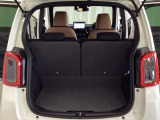 開口部も広く荷物の積み下ろしもしやすいお車となっております。シートの背もたれは5:5の割合で分割して可倒できるので、長いお荷物などを載せることもできます。