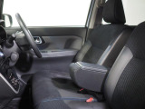 運転席にはアームレストがあります。