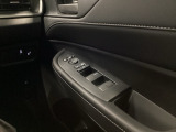 電動格納式リモコンドアミラーと、パワーウィンドウマスタースイッチ等は運転席ドアにあります。