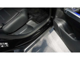 メルセデスジャパンが定めるサーティファイドカー(認定中古車)として登録を致しますので、納車時にはタイヤやバッテリー等も規定以下の数値であれば、整備代金を頂かず、無償で交換となります。ご安心下さい。