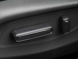 助手席側にも電動シートを装備しています☆