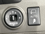 【電動格納ミラー】サイドミラーは電動格納式となっており、狭い駐車場でもキズがつくリスクを抑えられます。