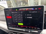 スマートフォン接続時にはディスプレイから電話機能を操作可能。画面上の数字キーから番号入力もできます。