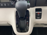 シンプルでとても使いやすいインパネシフトに、パーキングブレーキは電子制御パーキングブレーキです。