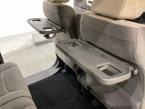 運転席・助手席の背もたれには、2列目シート用にカップホルダー付きの「格納式のシートバックテーブル」を装備しています。休憩時のちょっとした時間などカップを置いたり、小物置きに使えて便利です。
