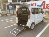 スロープも緩やかな傾斜で、車いすの乗降性も上々です。