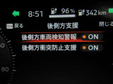 BSI 隣接レーンの後側方を走行する車両を検知すると、ドライバーに表示で知らせ、さらに車線変更を開始した場合には、警報とともに車両をもとの車線内に戻すような力を発生します。