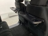 運転席・助手席の背もたれには、2列目シート用にカップホルダー付きの「格納式のシートバックテーブル」を装備しています。休憩時のちょっとした時間などカップを置いたり、小物置きに使えて便利です。