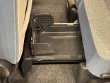 お荷物の収納に便利な「置きラクボックス」フロアに直接置きたくない荷物を置いたり、見られたくない物をしまっておく事が出来ます♪