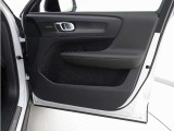 運転席ドアの全景です。キャビンを彩るすべてのものに、機能を形にした美しさが備わっています。