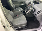 広々とした空間が、快適な移動をサポート。ゆったりとしたシートに包まれ、長距離ドライブも疲れにくい設計です。