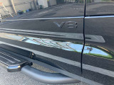V8のエンブレムが付いています。