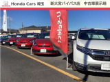 中古車展示場の風景です。人気のフィットも数多く展示中。現行タイプや、元試乗車など魅力的な中古車も多数ございます。担当スタッフがご案内致しますので、お気軽にお声かけ下さい。