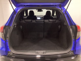 ラゲッジも広く使いやすいトランクは、開口部も広く荷物の積み下ろしもしやすいお車となっております。リアシートの背もたれは6:4の割合で分割して可倒できるので、長いお荷物などを載せることもできます。