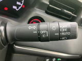 シンプルな操作で、安全な車線変更をサポート。視認性の高いデザインで、周囲の状況を把握しながら運転できます。