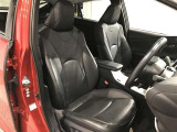 内装工程では、中古車を気持ちよくお乗りいただけるよう清掃しております。シートの洗浄はもちろん、ニオイの元となるフロアカーペットまで洗浄・消臭を実施。