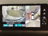 バックギアに入れますとご覧のような画像に自動的に切り替わります。車庫入れ時に役立ちます。