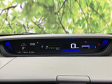 メーターパネルは視認性に優れており、運転に必要な情報をスムーズに把握できます。運転状況をひと目で確認でき、安全運転をサポートします。