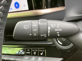 雨天時や視界不良時でも、安全運転をサポートするワイパーレバー。自動モードも搭載し、状況に合わせて最適な作動をします。