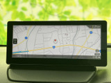 鮮明な地図表示で、スムーズなナビゲーションを実現。目的地までのルートを分かりやすく案内し、安全運転を後押しします。