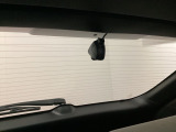後方にもドライブレコーダーのカメラが付いています。前後両方でお車の周りを監視・記録いたします。