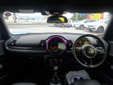 視界が広く運転しやすい運転席まわりです。各スイッチ類の位置も直感的に操作しやすく、長距離ドライブでも疲れにくい設計になっています。
