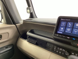 スマートフォンなどの充電に便利なUSBジャック。運転席からも助手席からも使いやすいです。小物を置くのに便利なインパネトレーです。